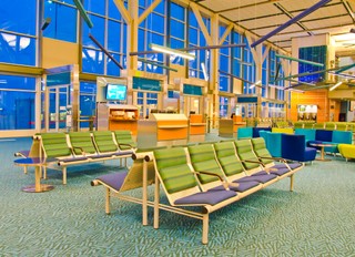 Przymusowy postój na lotnisku? Sprawdź, co przysługuje pasażerowi