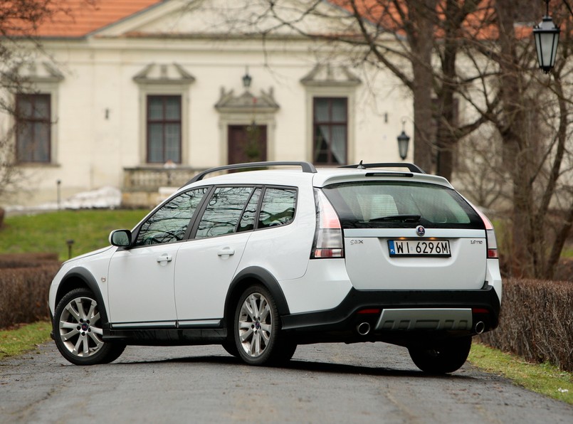 Saab 9-3X - szwedzka maszyna zakutą w zbroję. Dzielnie zwalczy dziki teren, choć woli asfaltowe bulwary. Mogą być dziurawe jak sito...