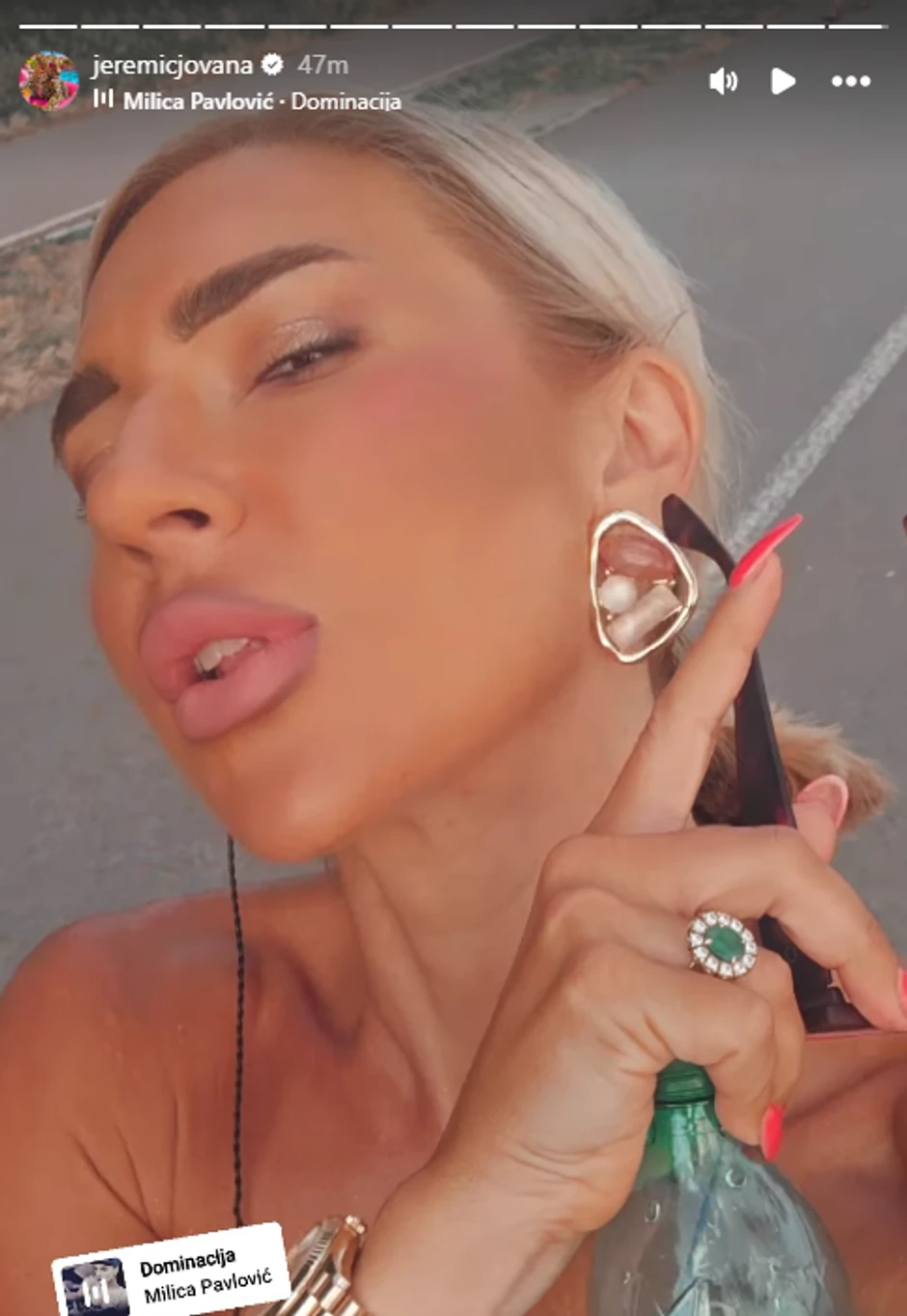 Jovana Jeremić u šortsu vozi rolere