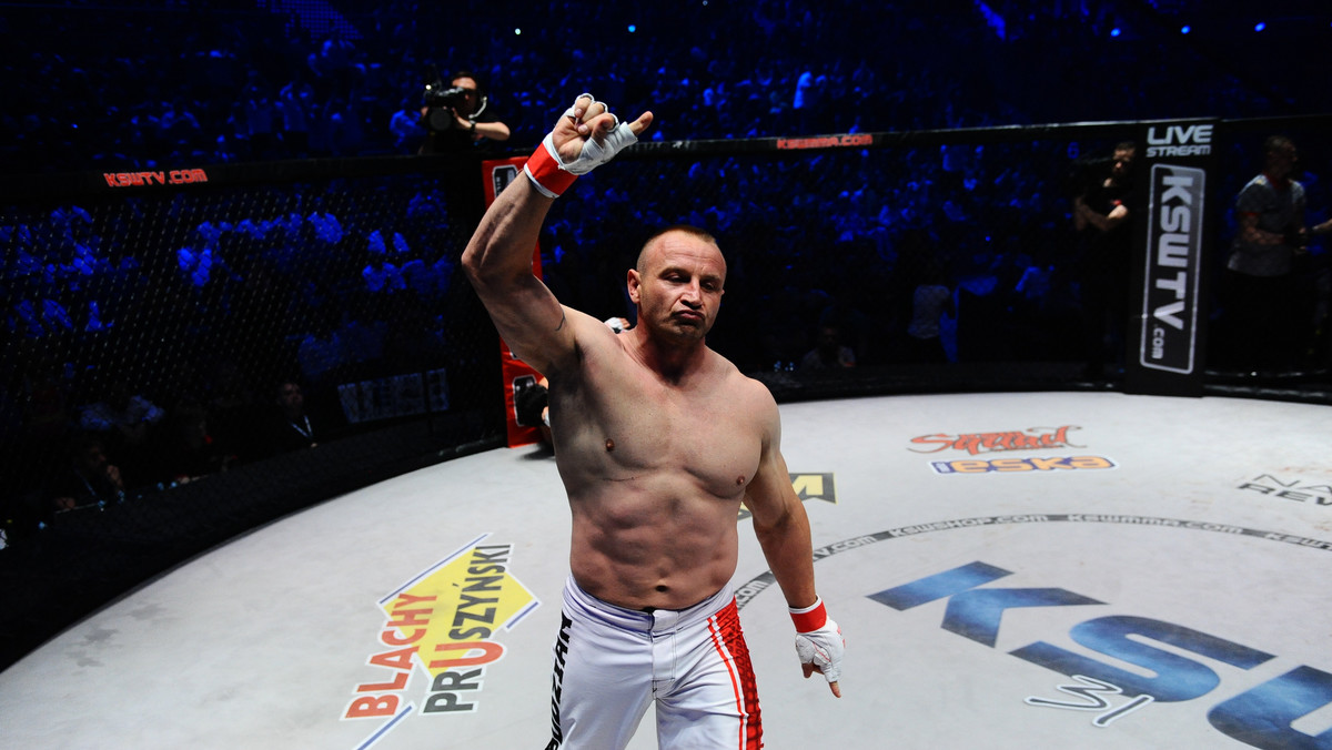 Karta walk KSW 37. Na galę w Krakowie fani MMA czekali z niecierpliwością. W Tauron Arenie w Krakowie najlepsi zawodnicy mieszanych sztuk walki sprawdzą swoje siły w pasjonujących pojedynkach. Warto wiedzieć kto powalczy na gali w Krakowie? Jak wygląda karta walk? Prezentujemy najważniejsze informacje.