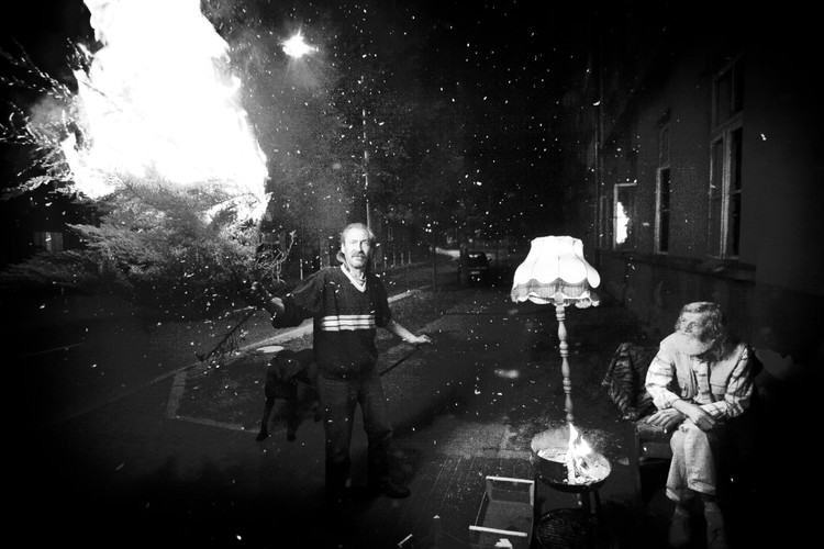 Zwycięzca w kategorii LUDZIE (zdjęcie pojedyncze): Piotr Bednarek, Edytor.net. W ciepły letni wieczór dwóch mieszkańców częstochowskiej kamienicy zrobiło sobie grilla. Dla zabawy jeden podpalił uschniętą choinkę. 2 września 2011