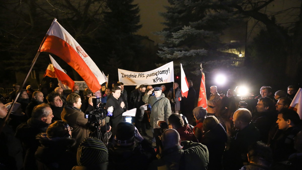 W nocy z piątku na sobotę kilkadziesiąt osób demonstrowało przed domem gen. Czesława Kiszczaka na warszawskim Mokotowie. Protest zorganizowano, aby upamiętnić ofiary stanu wojennego. Podczas demonstracji odmówiono modlitwę i odśpiewano hymn narodowy. Wznoszono także okrzyki "Precz z komuną".