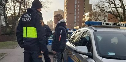 14-latek dziwnie zachowywał się przed szkołą. Kiedy strażniczka poznała prawdę, wyciągnęła portfel...