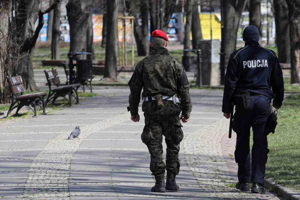 Policja z Żandarmerią Wojskową patrolują centrum Warszawy.