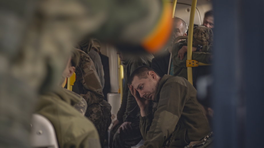 Ukraińscy żołnierze ewakuowani z Azowstalu