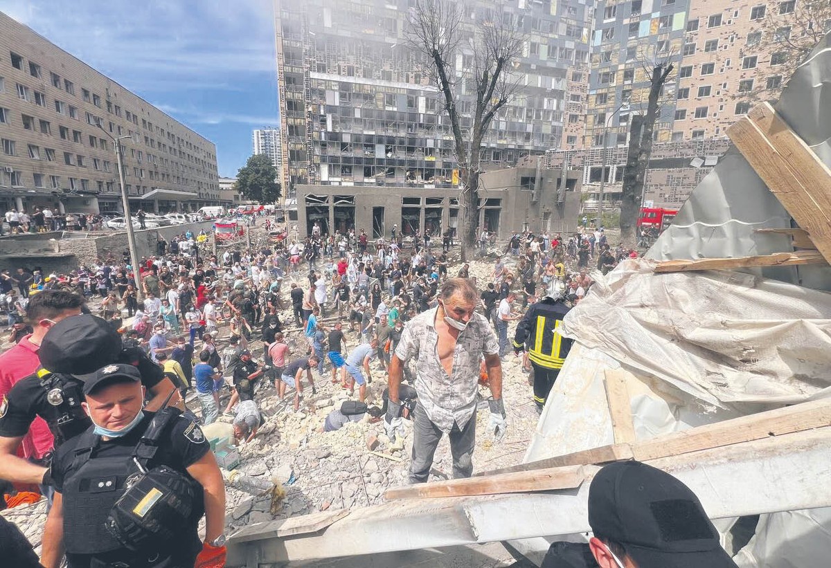 Siły rosyjskie przeprowadziły wczoraj rano zmasowany atak rakietowy na ukraińskie miasta. W Kijowie zginęło co najmniej 10 osób. Tu uderzono m.in. w szpital dziecięcy, gdzie są leczone ofiary wojny oraz dzieci z nowotworami (na zdjęciu). Również 10 ofiar śmiertelnych jest w Krzywym Rogu, zabici są także w Dnieprze i Pokrowsku w obwodzie donieckim. Zaatakowano też Kramatorsk i Słowiańsk