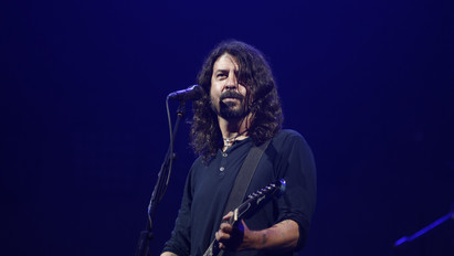 Csúnyán lezúgott a színpadról a Foo Fighters gitárosa