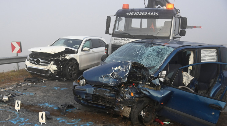 Péntek reggel két autó ütközött össze Dunakeszinél, a balesetben hatan sérültek meg / Fotó: MTI/Mihádák Zoltán