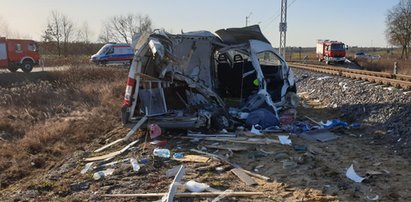 Zignorował "Stop" i wjechał busem pod pociąg. Dwie osoby ciężko ranne