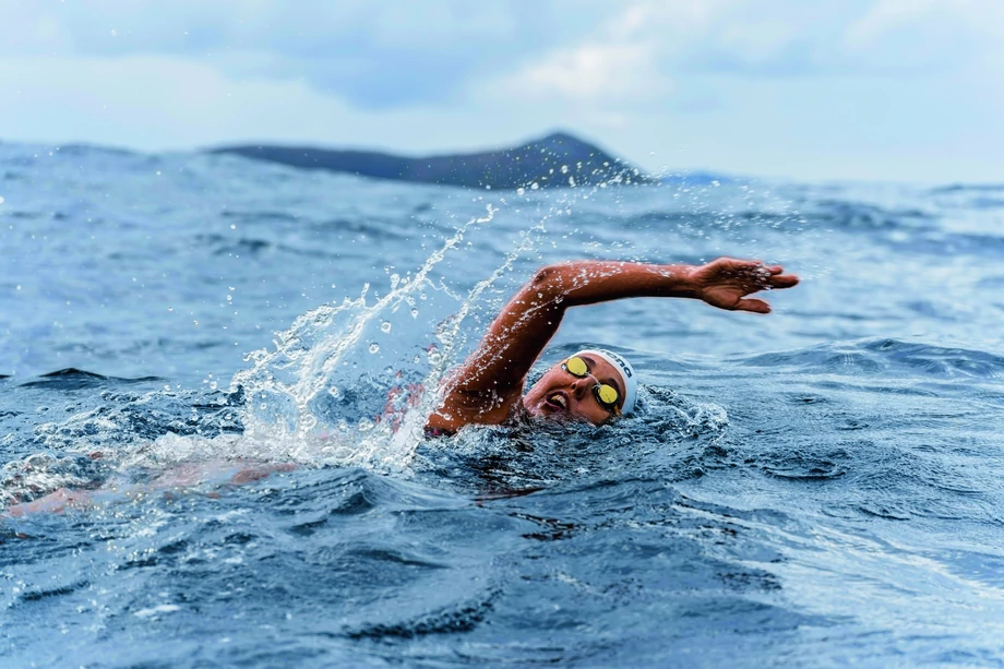 Chilijska pływaczka Barbara Hernandez, zwana też „Lodową Syreną”, płynie między Oceanem Spokojnym i Atlantyckim na przylądku Horn w Punta Arenas, Chile, 27 lutego 2022 r.