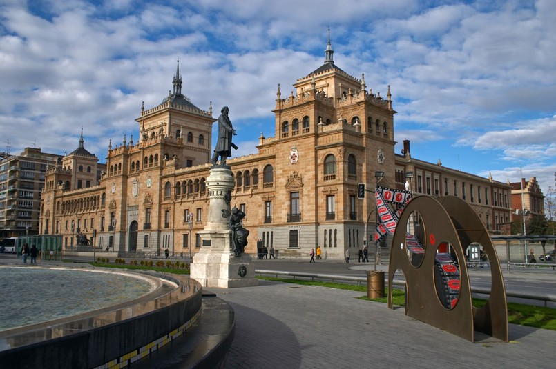 Wielbiciele wina z pewnością będą zachwyceni Valladolid. W regionie produkuje się wino aż z pięciu apelacji. Miejscowi specjalizują się w produkcji wina czerwonego, białego i różowego. Jest to tak ważna i tradycyjna gałąź tutejszej gospodarki, że doczekała się nawet własnego muzeum! El Museo Provincial del Vino mieści się w Zamku Penafiel. Prezentuje historię uprawy winorośli na terenie Kastylii i daje okazje do zapoznania się z tajnikami wytwarzania najlepszych trunków tradycyjnymi sposobami. Jeżeli chcielibyście wybrać w podróż po regionalnych winiarniach, w Valladolid pomogą Wam w tym zaplanowane przez władze szlaki, które wiodą pomiędzy często bardzo wiekowymi hodowlami. Na miejscu będziecie mogli spróbować wina prosto od producentów. Warto także udać się na posiłek w jednej z miejscowych restauracji, gdzie podaje się tradycyjne potrawy z Kastylii.To znacznie mniej popularne niż Madryt, Barcelona czy Malaga miasto z pewnością Was zachwyci! Teraz możecie się tu wybrać z Tanimi lotami.