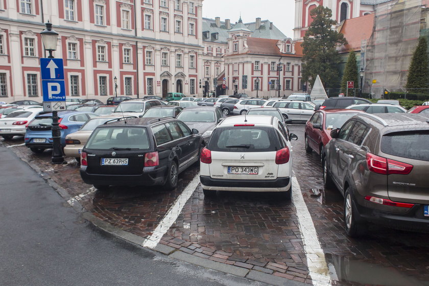 Radni chcą oddać mieszkańcom część miejsc parkingowych w centrum Poznania