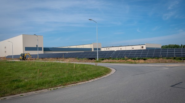 Inwestycja na Mokrym Dworze robi wrażenie. To ponad dwa tysiące paneli fotowoltaicznych, które łącznie zajmują powierzchnię 1 hektara. 