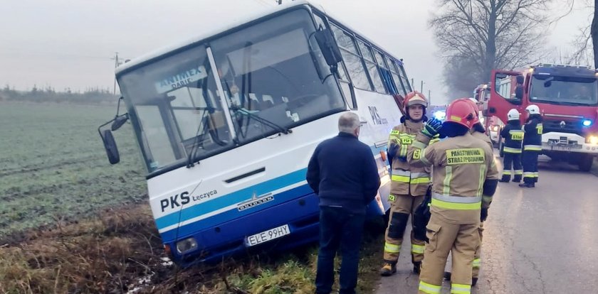 Kierowca wiózł dzieci do szkoły. Nagle... Autobus szkolny w rowie, drzwi zablokowane. Dramatyczna akcja ratunkowa. Są ranni