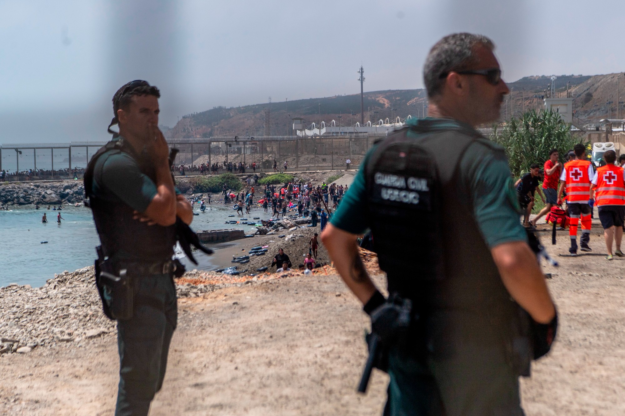 Tisíce migrantov prenikli do španielskej enklávy Ceuta.