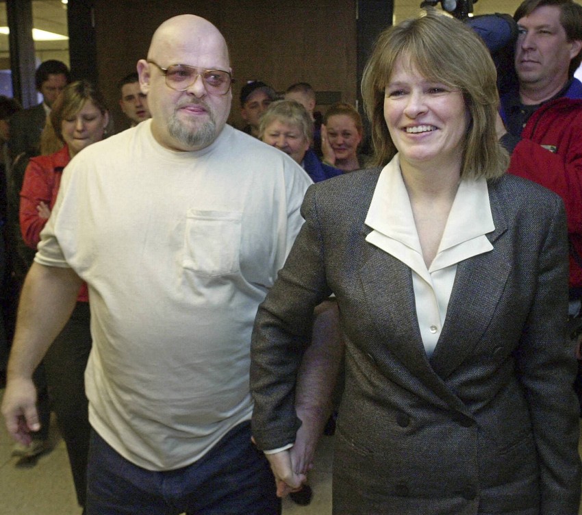 Keni Voters sa svojom sestrom Beti En nakon što je pušten iz zatvora