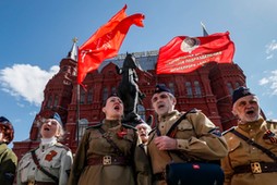 Okolice Placu Czerwonego, 5 maja 2022 roku. Przygotowania do obchodów Dnia Zwycięstwa, który przypada 9 maja. Na zdjęciu widać rekonstruktorów w mundurach z czasów II wojny światowej.   