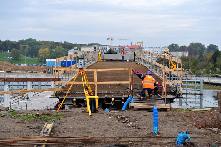 Po moście będą poruszać się piesi, rowerzyści, przejedzie też samochód. Most będzie też pełnił inna funkcję. Pod jezdnią powstaną pomieszczenia mariny i techniczne, związane z obsługą przeprawy.<br><br> fot. (mb/zuz) PAP/Marcin Bielecki