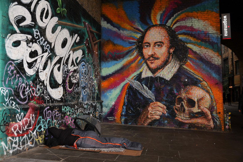 Osoba śpiąca na ulicy w centrum Londynu, listopad 2023 r.