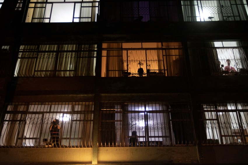 Ljudi lupaju o posuđe protestujući protiv Bolsonarove odluke da ublaži mere izolacije