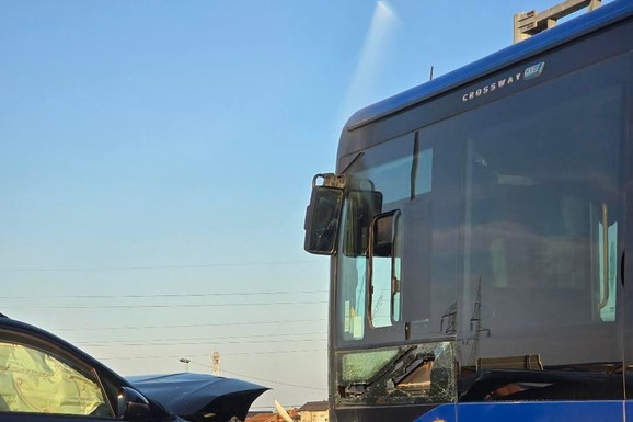 (FOTO) PORŠE SE SUDARIO SA GRADSKIM AUTOBUSOM! Teška nesreća u Ovči: Delovi rasuti po putu