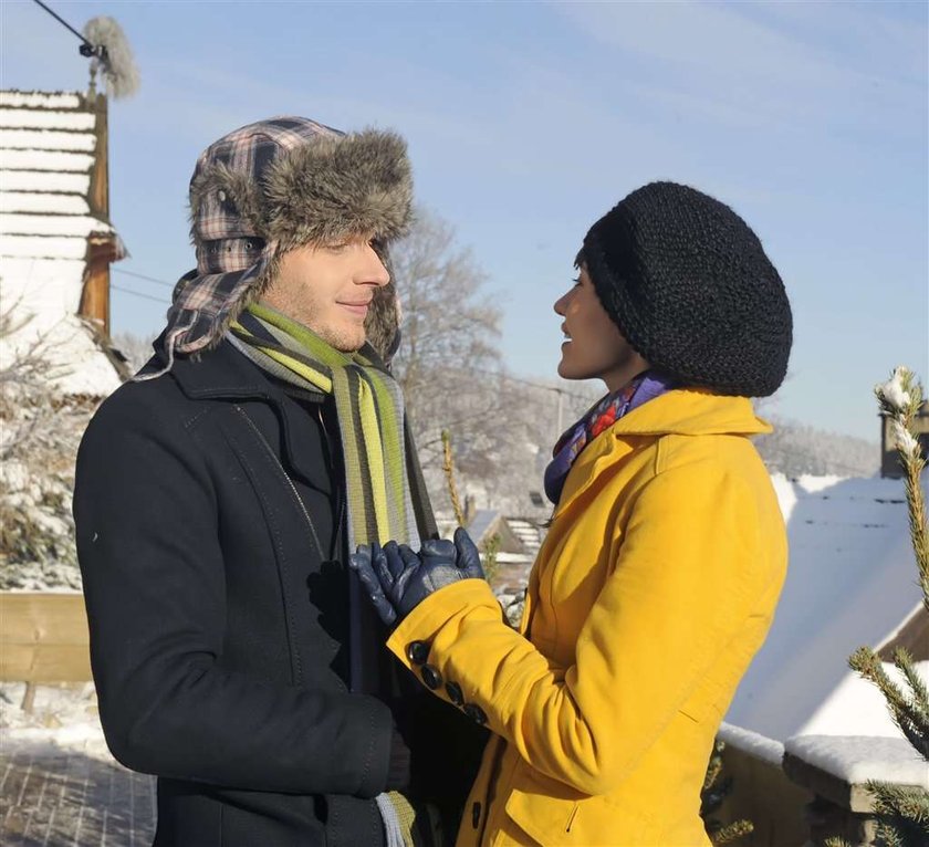 Majka całuje się na śniegu. Foto