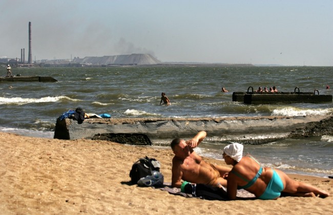 Mieszkańcy Mariupola wypoczywają na jednej z plaż. Jak widać, konflikt na Ukrainie ma różne oblicza.