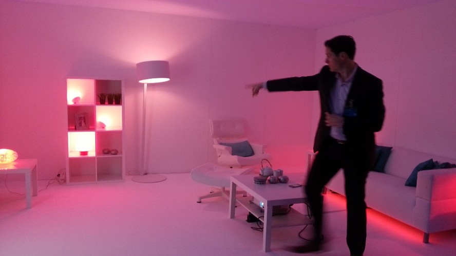 Wystawa innowacji Philipsa w Eindhoven. Prezentacja systemu oświetlenia domu, które pulsując sygnalizuje np. dzwoniący telefon