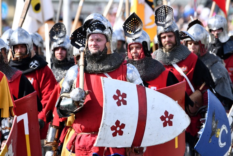 Wielka Defilada Niepodległości na Wislostradzie - przemarsz rekonstruktorów z różnych epok historycznych.