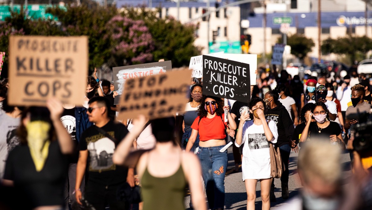 Protest w Los Angeles przeciwko przemocy ze strony policji w kierunku 46-letniego George'a Floyda