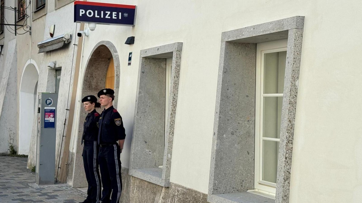 Policija ispred renovirane zgrade | Foto: Bethany Bell/BBC