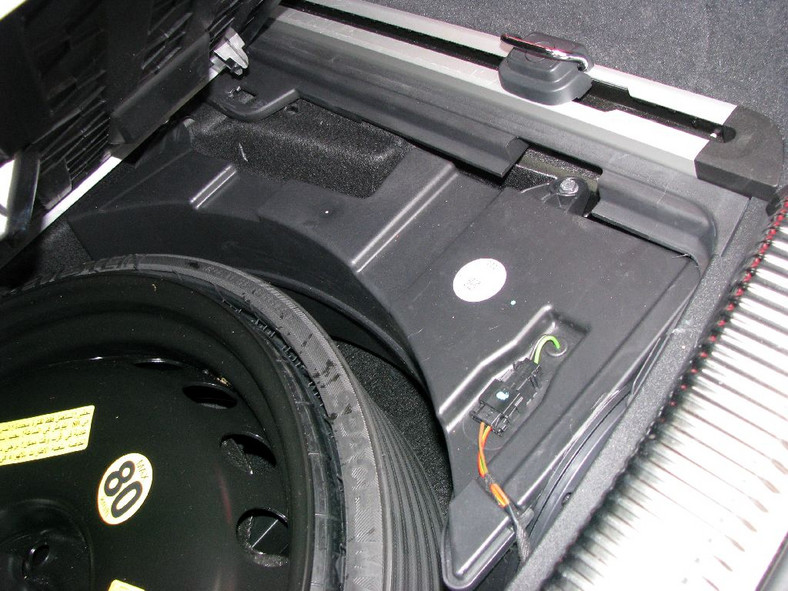 Subwoofer w podłodze bagażnika Audi A6 Allroad Bang &amp; Olufsen.