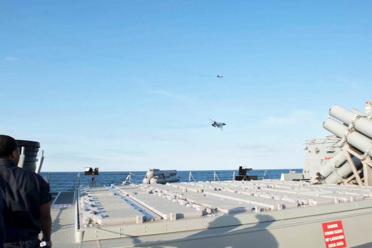 Dodał, że można zaobserwować znacznie większą aktywność wojskową wzdłuż granicy między NATO a Rosją. 'Musimy zapobiegać incydentom i wypadkom, a jeżeli do nich dojdzie upewnić się, że nie wymkną się spod kontroli' - podkreślił Stoltenberg.