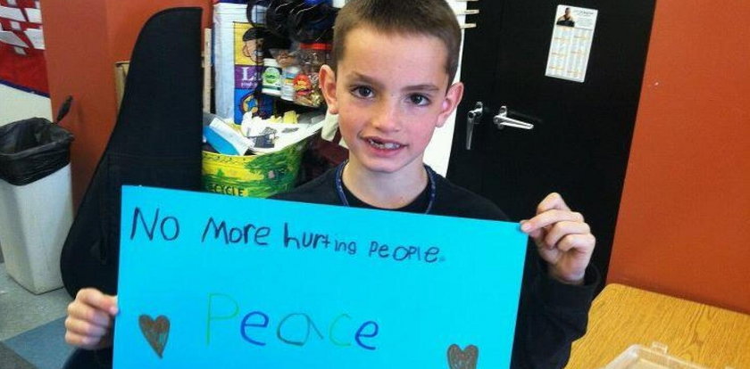 Wzruszające zdjęcie chłopca zabitego w Bostonie. Napisał na kartce...