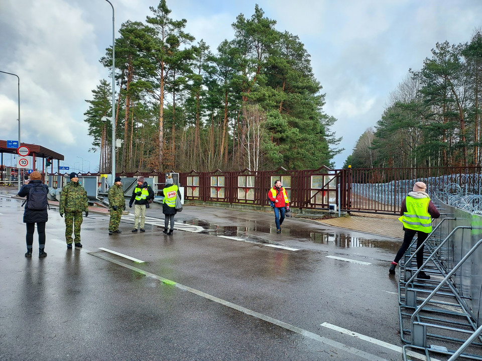 Wizyta dziennikarzy na zamkniętym drogowym przejściu granicznym z Białorusią w Połowcach-Pieszczatce, 17.12.2021.