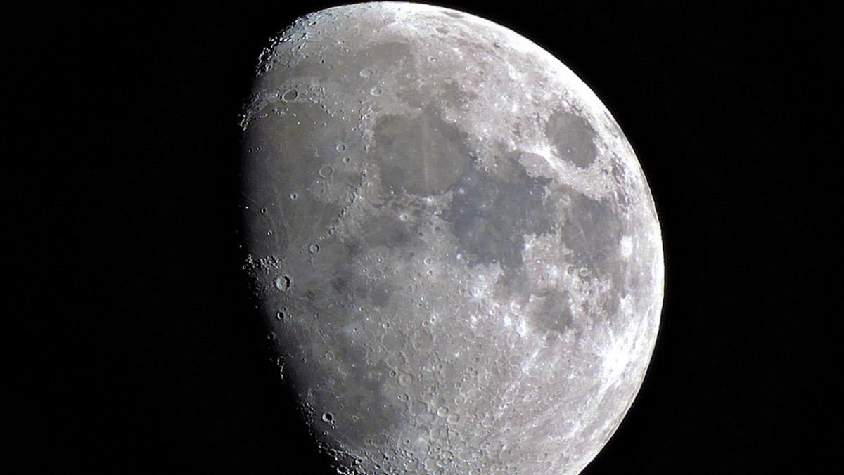 Według nowej teorii spiskowej w październiku doszło do zderzenia Księżyca z asteroidą, czego skutkiem jest zmiana jego orbity. To z kolei ma być przyczyną nadchodzącego końca świata.