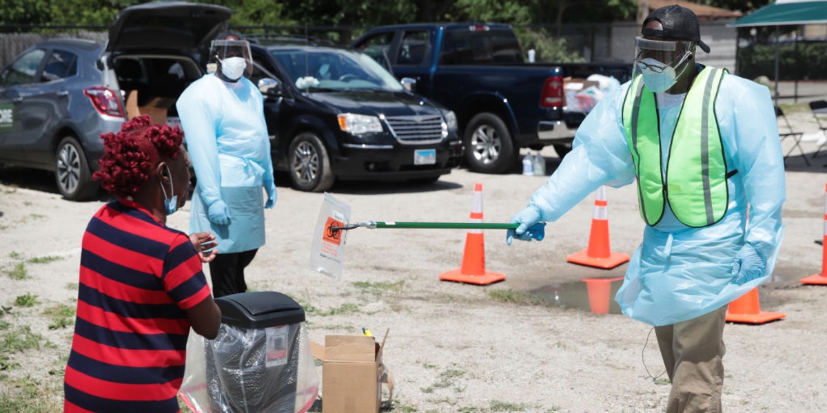 W ciągu ostatnich tygodni w ponad 20 stanach USA liczba zarażonych koronawirusem rosła. Stany Zjednoczone radzą sobie z epidemią znacznie słabiej niż Unia Europejska. 