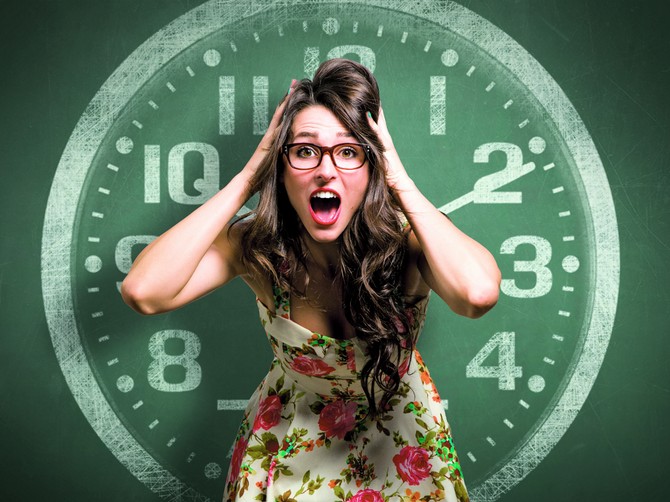 137584_stockphotowomanfreakingoutinextremeanxietypanicattacklateoutoftimeclock540088372
