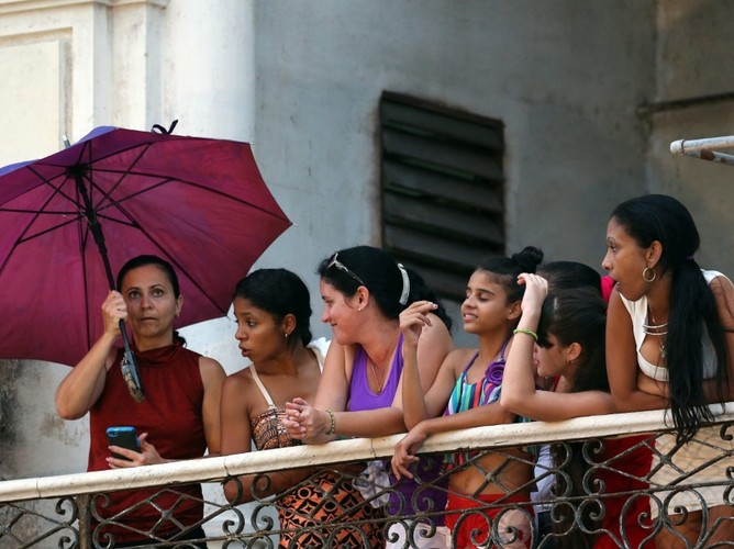 Kobiety obserwujace pokaz Chanel Resort 2017 Kuba
