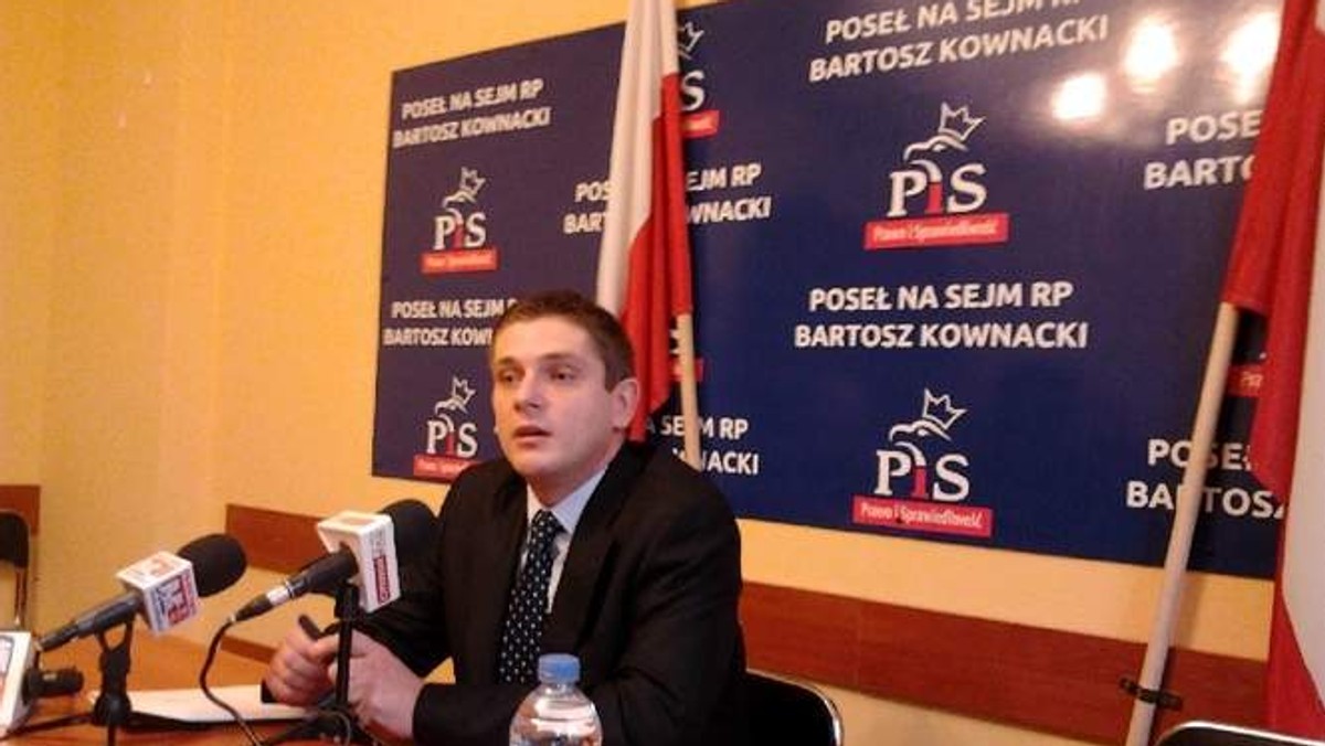 "Gazeta Pomorska": Poseł Bartosz Kownacki z PiS zamierza walczyć o przywrócenie krzyży na Uniwersytecie Kazimierza Wielkiego. - Będziemy chcieli zainteresować tym skandalem premiera - zapowiada.