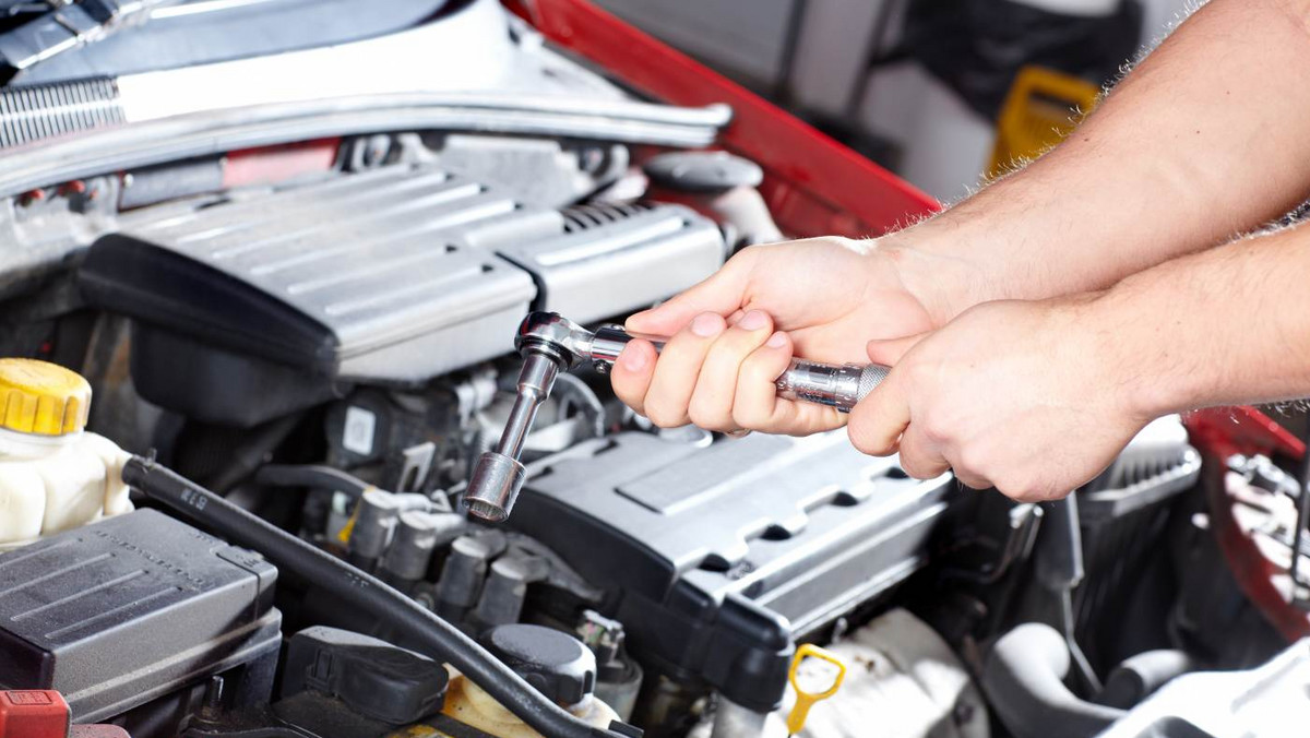 Nie kpić, a tłumaczyć! Z takiego założenia wyszli dwaj wrocławscy mechanicy, pasjonaci motoryzacji, którzy założyli warsztat samochodowy, nastawiony na przyjazną obsługę kobiet, które kierują samochodami.