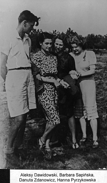 Danuta Zdanowicz w gronie przyjaciół w Olesinku koło Góry Kalwarii. Od lewej: Alek Dawidowski, Basia Sapińska, Danka Zdanowicz i Hanka Pyżykowska, rok 1942. Prawa do zdjęcia mają autorki książki; ich powielanie bez ich zgody jest zakazane