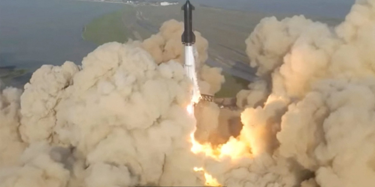 Statek kosmiczny SpaceX wybuchł cztery minuty po starcie.