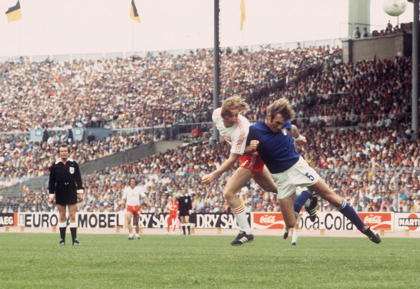 Podczas mundialu w 1974 roku reprezentacja Polski pokonała w ostatnim meczu fazy grupowej Włochy 2:1. Pierwszego gola strzelił Andrzej Szarmach. Na zdjęciu w pojedynku powietrznym z Francesco Morinim. 