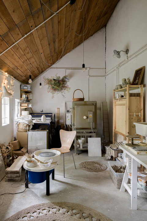 Dom pełen ceramiki. Eklektyczne wnętrze starego domu w Milanówku z pięknym ogrodem