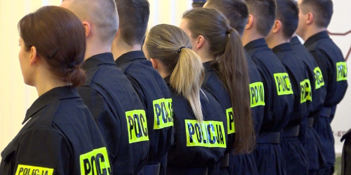 Wszyscy policjanci mają dostać 500 zł podwyżki. Rząd obiecał też automatyczne awanse dla całych grup zaszeregowania. 