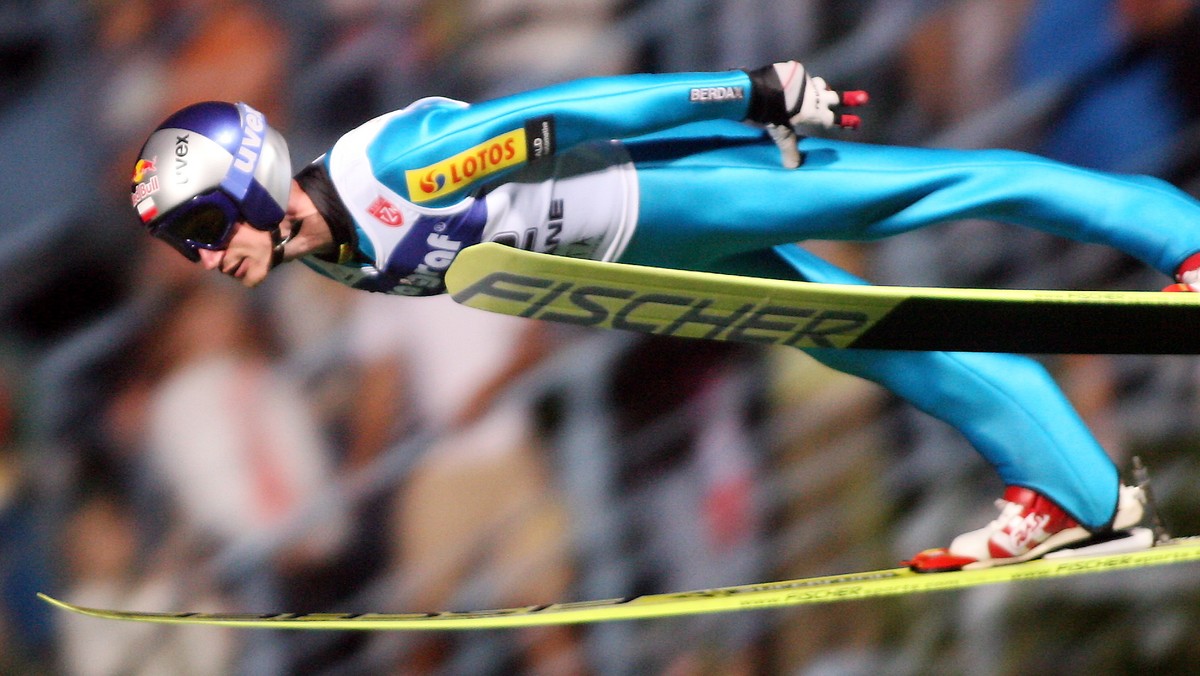 Adam Małysz znalazł się na podium zawodów Letniej Grand Prix w skokach narciarskich, które odbyły się w Zakopanem. Polak z odległościami 127,5 i 128,5 metra zajął trzecie miejsce. Wygrał Austriak Gregor Schlierenzauer przed największą niespodzianką turnieju - Norwegiem Johanem Remenem Evensenem.