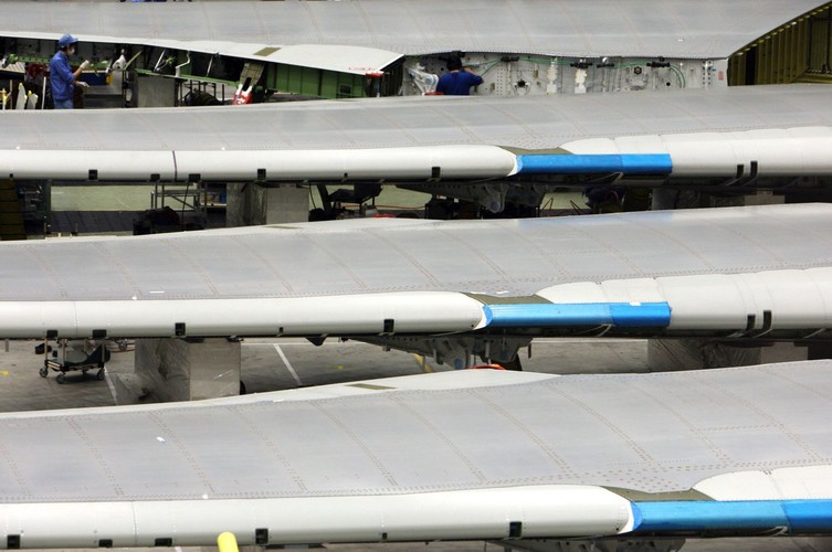 Dreamliner 787: Dział skrzydeł w wytwórni Boeinga w Japonii. W piątek na warszawskie lotnisko Chopina przyleci najnowszy samolot Boeinga - 787 Dreamliner. Będzie to jego pierwszy rejs do Polski, prosto z Paryża.