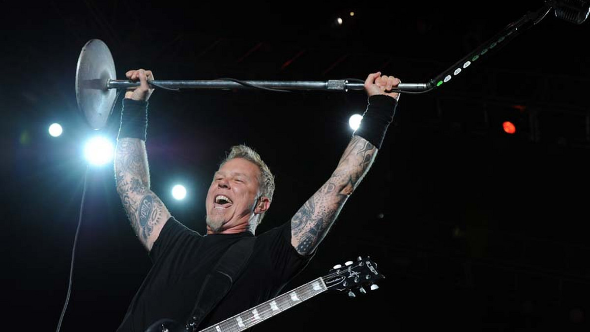 James Hetfield obrzucił kamieniami paparazzich, którzy nękali jego rodzinę podczas wakacji.