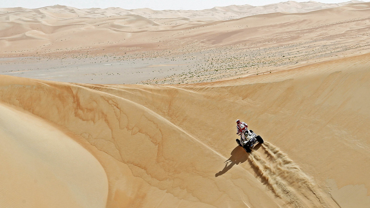 Rafał Sonik, zwycięzca rajdu Dakar, trzykrotny zdobywca Pucharu Świata FIM, pięciokrotny mistrz Polski w rajdach enduro, na swoim profilu na Facebooku pokazał zdjęcie sprzed lat. Kierowca rajdowy poprosił swoich fanów, by ci znaleźli różnicę w zaprezentowanej przez niego sklejce.